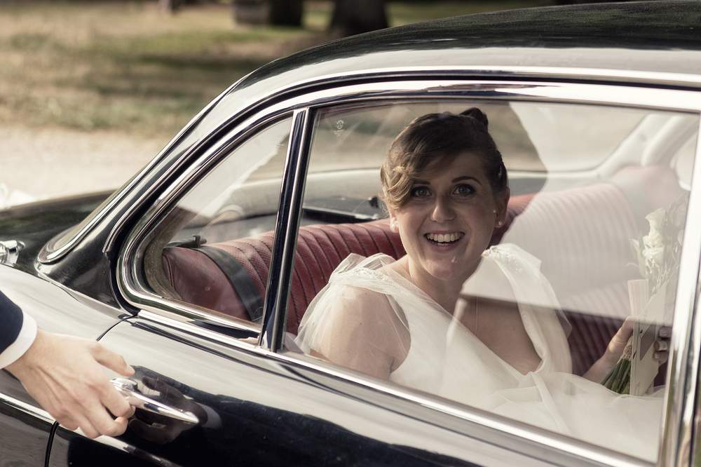photographe mariage nancy mariee dans la voiture