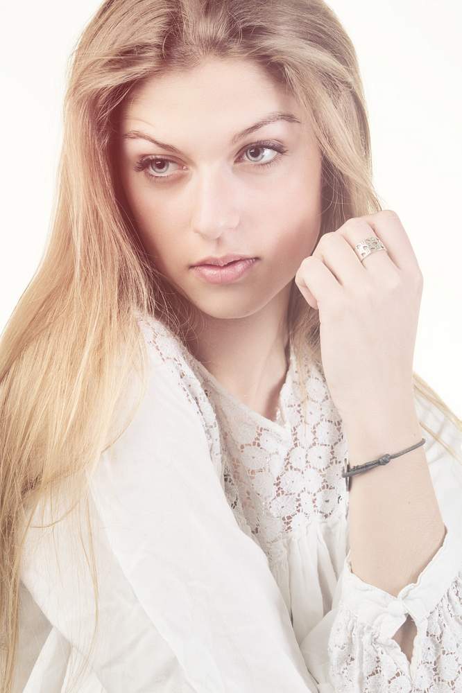 photographe-nancy-shooting-studio-portrait-blanc-romane photographe nancy shooting studio portrait blanc romane