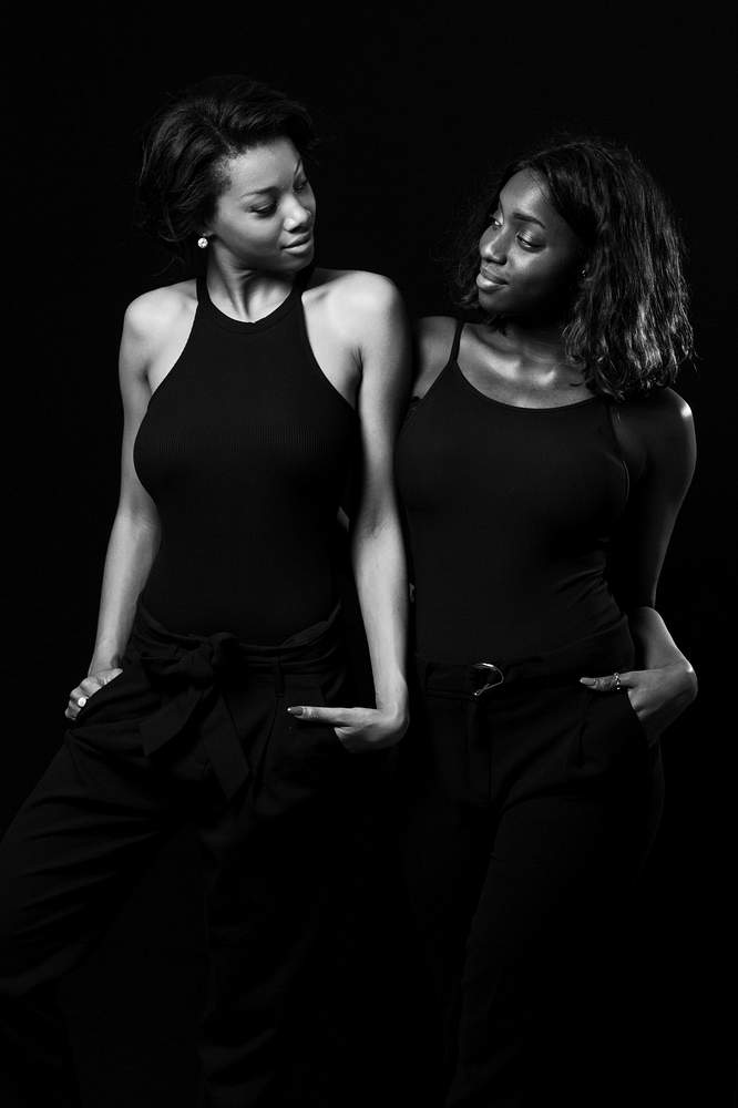 studio photographe nancy entre copines en noir et blanc