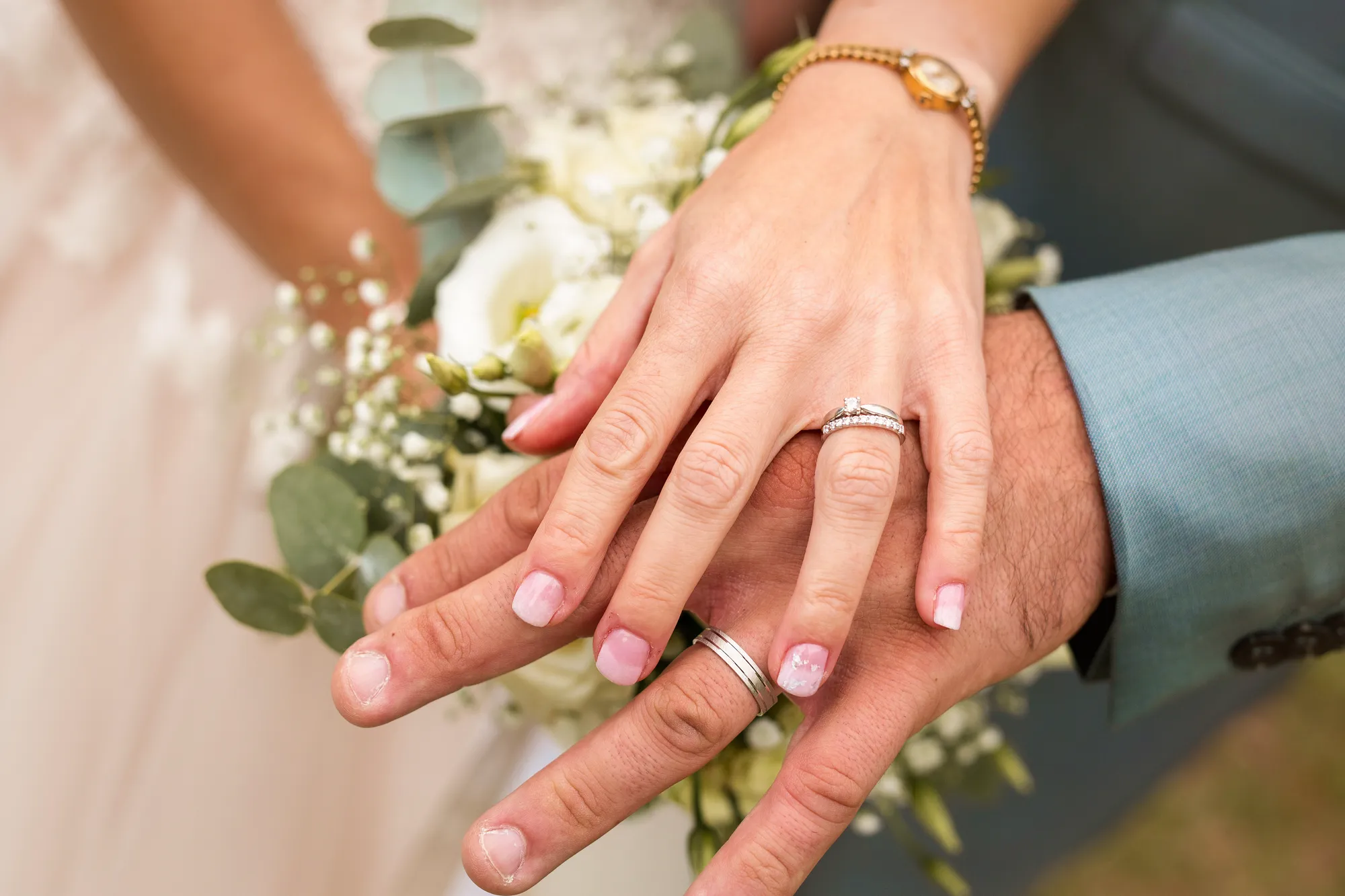 photographe mariage nancy mains alliances